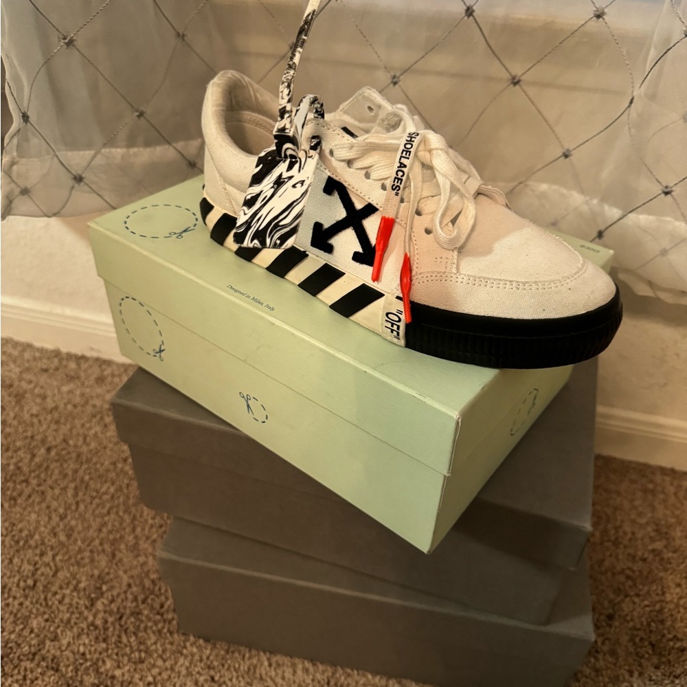 Off White Shoes Size US 9 Size EU 42 Worn 3x NEED SOME CLEANING